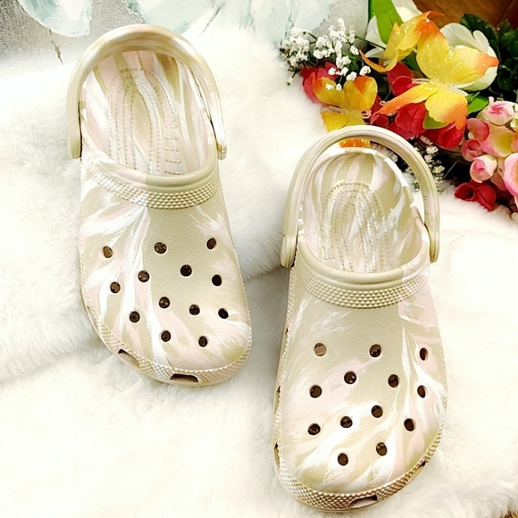 Chai Pink Rose Marble Crocs Size 6 - Picture 1 of 9